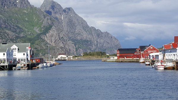Henningsvaer.jpg Henningsvaer.jpg