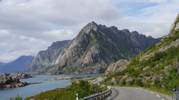 Henningsvaer vägen.jpg Henningsvaer vägen.jpg