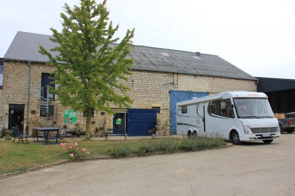 1 Parkering på gårdsplan.jpg 1 Parkering på gårdsplan.jpg