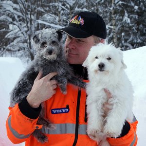 106 - Två som gärna hjälper till med snöskottningen.