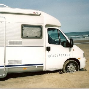 Varning för bilkörning på stranden i lökken