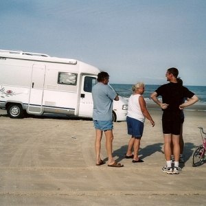 Varning för bilkörning på stranden i lökken