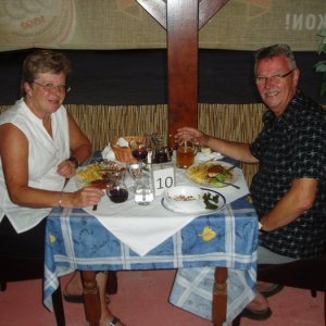 Avnjutning Av En God Middag På En Restaurang Vid Camp-08